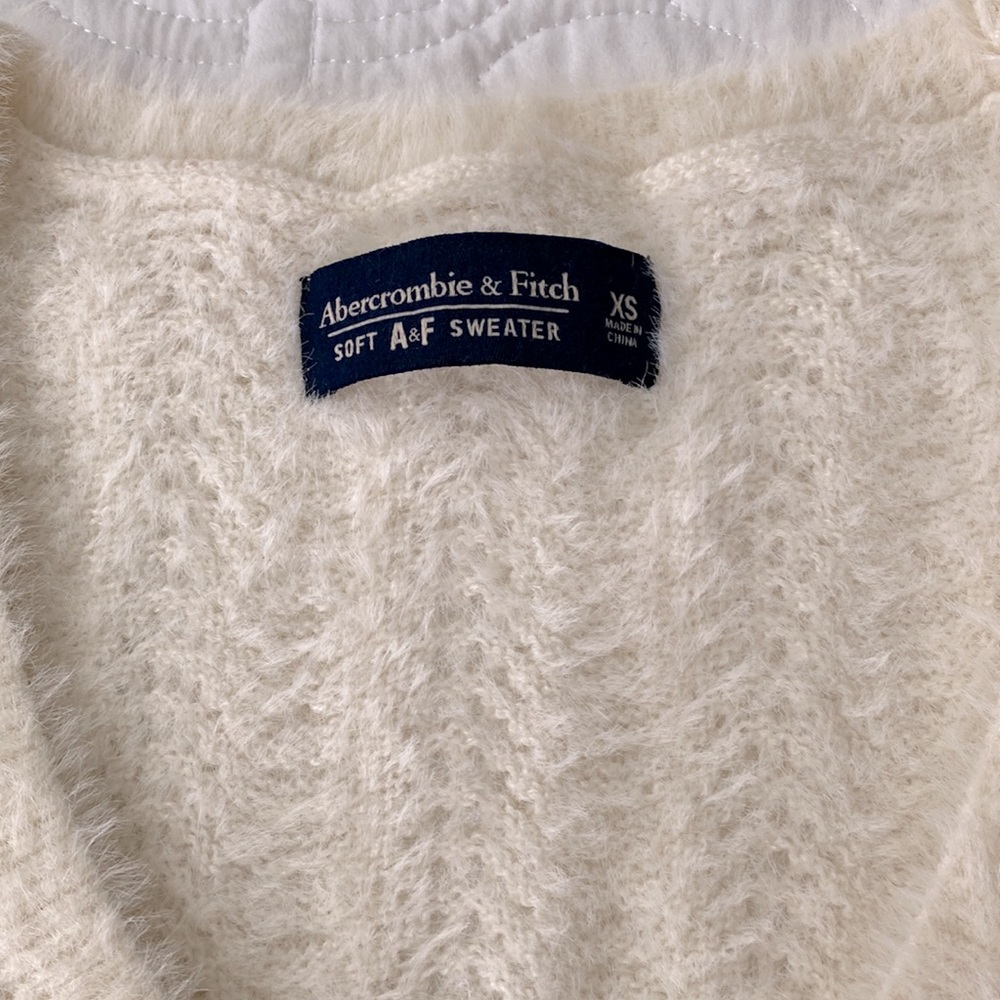 ABERCROMBIE & FITCH short “soft A&F cardigan sweater” in ivory - Picture 4 of 8